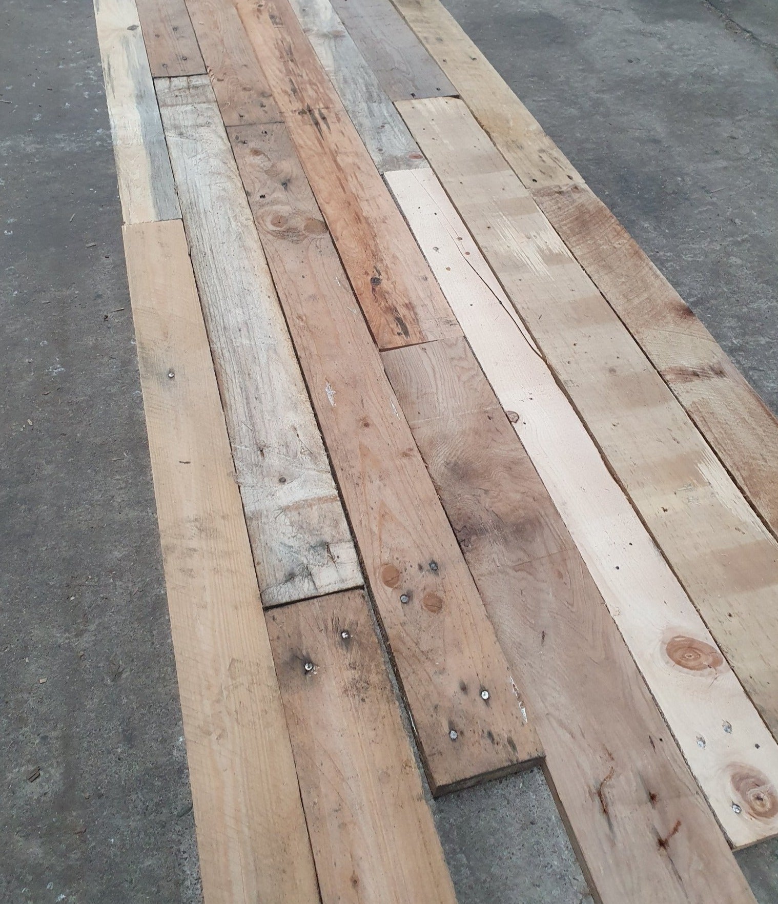 "HAPPY MIX" van Recupwood: Een unieke verzameling gerecycleerd hout voor de creatieve bouwer.