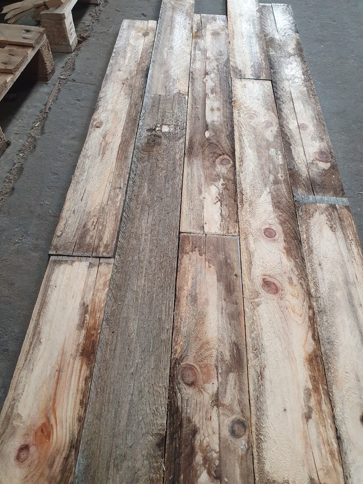 Duurzame vintage naaldhouten planken met een uniek verhaal, klaar om een nieuw leven te krijgen in uw volgende ontwerpproject, beschikbaar in een vaste maat.