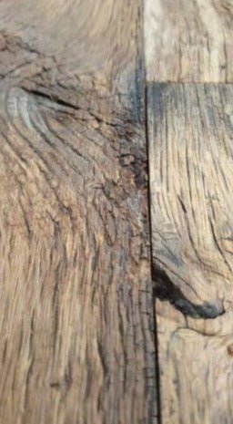 Goedkoop hout met nagelkop zichtbaar: Een mix van geschiedenis en vakmanschap.