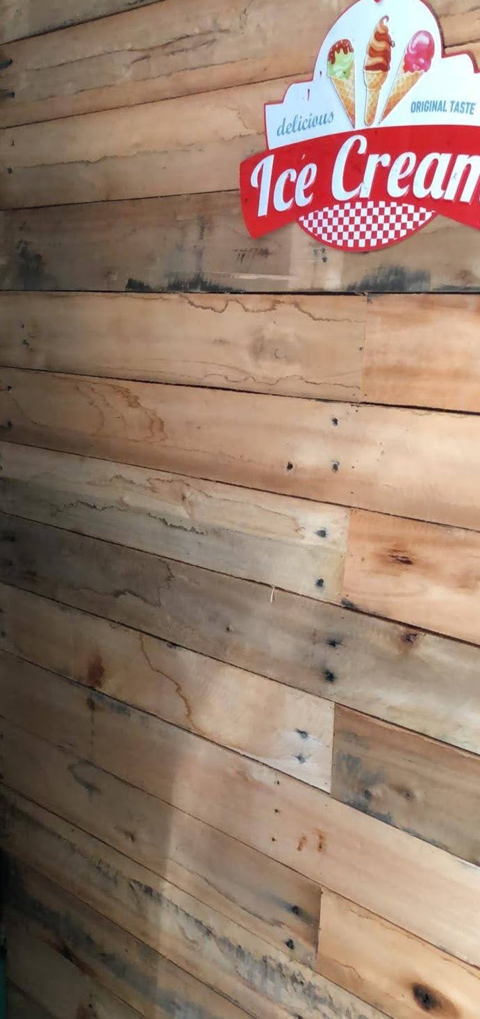 Unieke wandbekleding en plafond design met zichtbare nagelkoppen: De charme van het Braziliaanse hout.