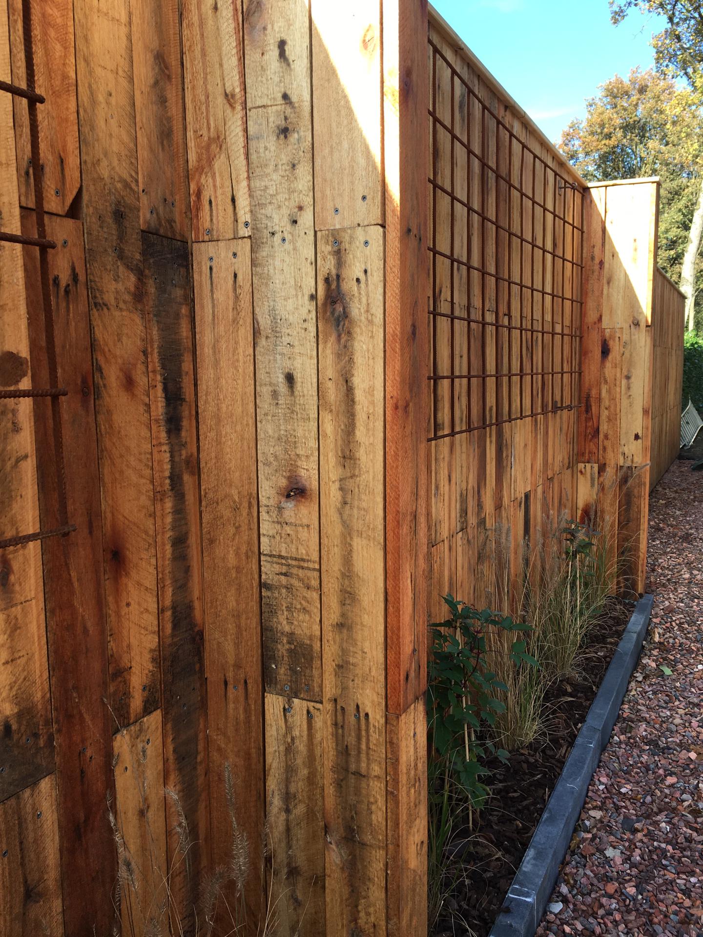 Circulair bouwen met nagelkop zichtbaar recuperatie pallethout: Elke plank vertelt zijn eigen verhaal.