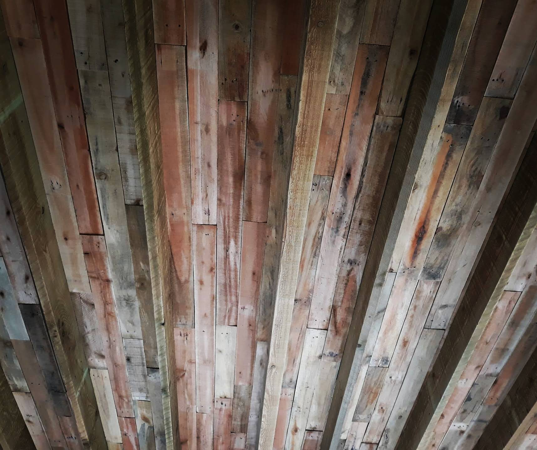 Interieurprojecten verrijkt met Braziliaanse pallethout voor een warme sfeer.
